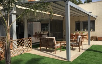 Pérgola en Benicassim. GENNIUS A2 Compact de KE motorizada con SOMFY
