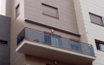 Toldo cofre ARES motorizado 5,80m x 2,50m en vivienda de Castellón