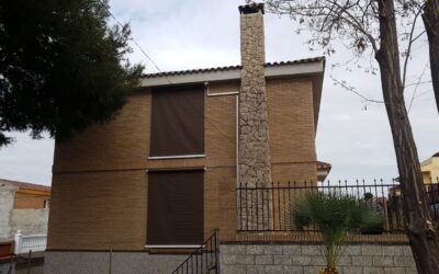 Toldos verticales guiados por cable con motor en Onda (Castellón)