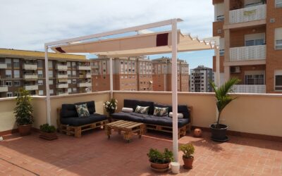 Toldo plano de 4,00m x 2,65m en terraza decorada en Castellón